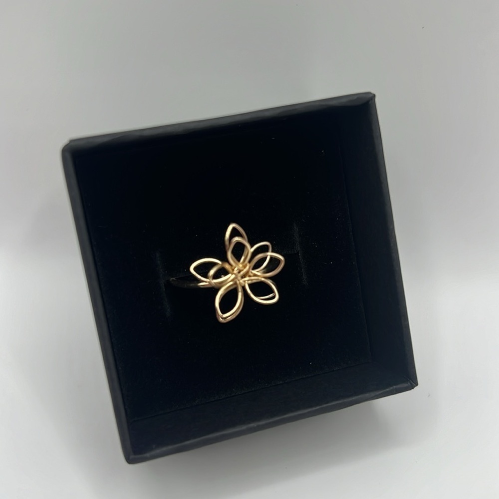 Minimalist Gold Tone Wire Flower Ring Size 6.5